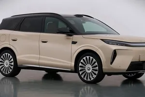 El BYD Tang prepara su versión de 700 CV y un interior donde manda una pantalla de 35,4 pulgadas