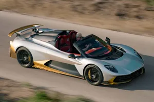 El nuevo Aston Martin tiene 1.079 CV y alcanza 350 km/h sin techo, pero ponerle la capota cambia las reglas