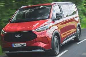 El Ford Tourneo Custom Active llega a España con siete plazas, 233 CV híbridos enchufables y etiqueta CERO