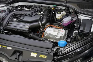 El Skoda Octavia estrena su primer híbrido sin enchufe y paga un peaje, hasta 155 litros menos de maletero