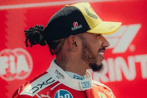 Hamilton rinde tributo a Alonso tras su renovación: «Dale un buen coche y estará delante»