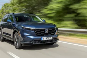 Honda quiere cargar los eléctricos sin detenerlos: probará una carretera que les da energía en marcha