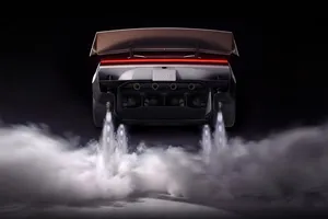 «Humillar a los fabricantes tradicionales»: El Tesla Roadster es al fin una realidad y viene en 3 versiones distintas