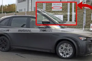 La mula del supuesto Mazda eléctrico cazado en Nürburgring apunta a un nuevo SUV de Jaguar o Land Rover