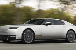 Jaguar convierte su polémica reinvención en un coche real: así es el nuevo Type 01 eléctrico