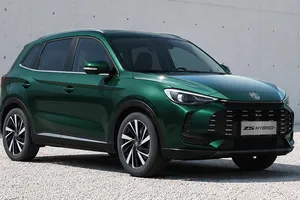 El MG ZS quiere conservar su corona: mejora el motor híbrido y gana refinamiento por dentro