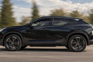 Más grande que un Opel Grandland PHEV, cuesta 15.000 € menos y hace 89 km sin gastar gasolina, así es este SUV con «todo incluido»