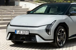 8.600 € más barato y 625 km de autonomía, el KIA EV4 deja fuera de juego al Peugeot E-308 por precio y prestaciones