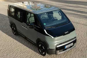 El Volkswagen ID. Buzz de KIA es 17.800 € más barato y tiene mejor maletero: el PV5 entra en modo chollo con 5.900 € de rebaja