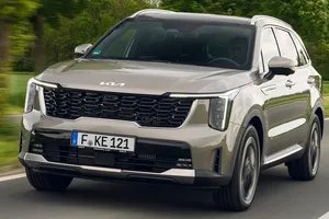 El dinero de un Toyota RAV4 ahora alcanza para un KIA Sorento: 7 plazas, 239 CV y maletero enorme con 8.000 € de rebaja