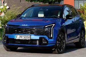 Con 8.400 € de descuento, el KIA Sportage híbrido desafía a los SUV chinos y deja fuera de juego al Toyota Corolla Cross