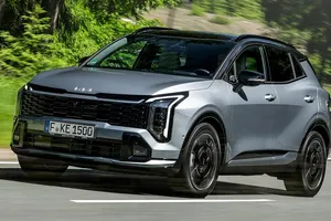 Más de 9.000 € de descuento, híbrido y 4x4, el KIA Sportage lanza un golpe directo al Nissan Qashqai