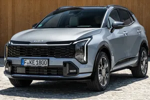 El KIA Sportage más versátil baja 8.300 € y, con un motor híbrido que rinde 239 CV, te hará olvidarte de los SUV chinos