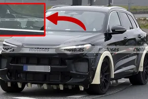 El SUV de Porsche que debe salvar al Macan de combustión en 2028 cambia por dentro y ya lo muestran estas fotos espía