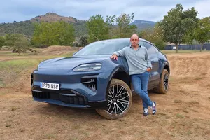 Este coche eléctrico no tiene ningún sentido, lo he probado y todavía no me explico cómo puede moverse así