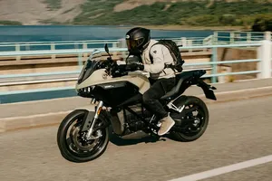 El récord de 436,5 km de esta moto eléctrica tiene letra pequeña: batería extra y con los Alpes a su favor