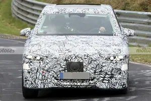 El nuevo Mercedes Clase E eléctrico se juega mucho para evitar otro EQE y ya rueda en Nürburgring