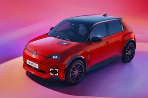 El Renault 5 eléctrico gana autonomía y ya tiene precio en España, pero su versión más barata tendrá que esperar