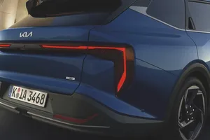 El KIA K4 Hybrid ya tiene precios en Europa y presume de algo que el nuevo Škoda Octavia híbrido ha perdido