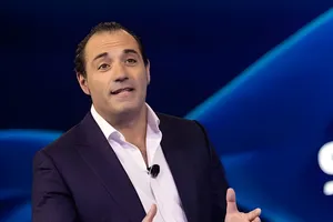 Antonio Filosa pide perdón por los PureTech y los airbags Takata, pero se olvida del problema del motor diésel