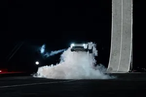 Elon Musk hace volar el Tesla Roadster y lo pone a circular boca abajo en su presentación