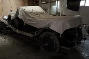 Un hombre entra en una propiedad abandonada y encuentra un Bentley de 1928 que podría valer más de un millón