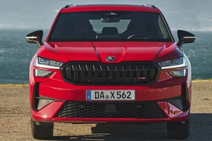 El Skoda Kodiaq RS se pasa al híbrido enchufable con 272 CV, pero sacrifica una de sus señas de identidad