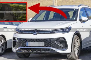 El Volkswagen Tiguan R 2027 se deja ver por dentro por primera vez y hay un detalle que confirma su nuevo motor MHEV