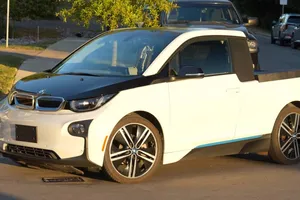 Un BMW i3, una sierra y 9.000 euros: así ha creado un youtuber su propio pick-up eléctrico