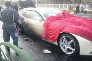 Se incendia un Ferrari FF sobre autopista de Shanghai