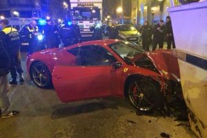 Un Ferrari 458 Italia, accidentado y abandonado posteriormente en el centro de Madrid