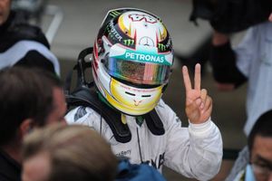 Hamilton despeja los rumores sobre su salida de Mercedes