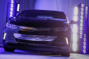 El Chevrolet Volt 2016 nos muestra su cara por primera vez (con vídeo)