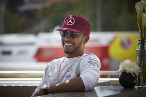 Lewis Hamilton para los pies a Rosberg en clasificación