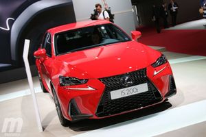 Lexus presenta la renovada gama IS 2017 en París