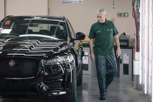 José Mourinho, propietario de la unidad 100.000 del Jaguar F-Pace