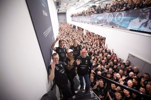 Mercedes y Lewis Hamilton celebran sus títulos a lo grande en casa