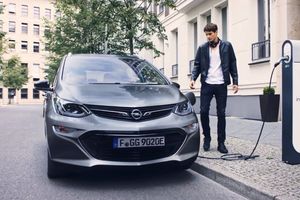 General Motors obliga a Opel a subir (y mucho) el precio del Ampera-e