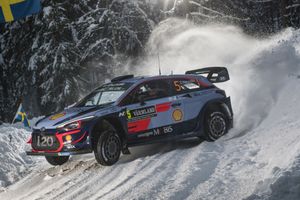 Hyundai marca triplete en el drama de Ogier en Suecia