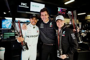 Hamilton y Bottas se quedan en Mercedes