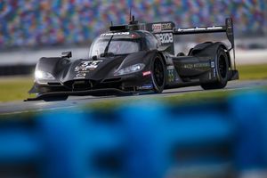 Mazda domina el ensayo nocturno de Daytona, con Fernando Alonso 6º