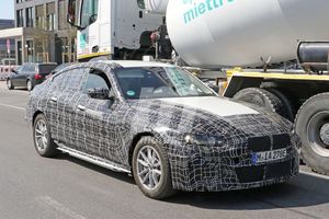 El futuro BMW i4 vuelve a dejarse ver en pruebas, interior incluido