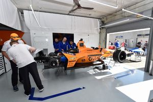 Penske domina un velocísimo primer día, con problemas para Alonso