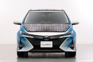 Toyota estudia la carga del Prius PHV mediante paneles solares