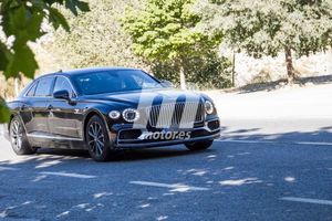 El nuevo Bentley Flying Spur Hybrid rueda completamente destapado de camuflaje