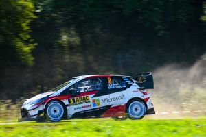 Ott Tänak supera a Dani Sordo en el SS1 del Rally de Alemania