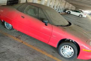 Un ejemplar del coche eléctrico GM EV1 aparece abandonado en un parking