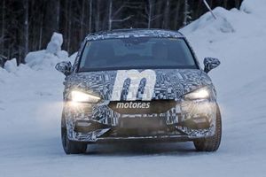 El nuevo SEAT León Híbrido posa en fotos espía durante las pruebas de invierno
