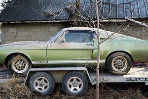 Rescatan un Shelby GT500 que llevaba 40 años abandonado en un granero