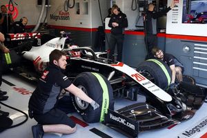 Haas detiene la evolución del coche, pero niega cualquier operación de venta del equipo